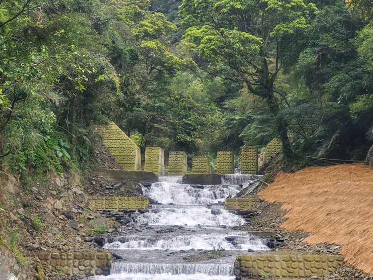 農宜員006農路暨鴛鴦溪護岸災後復建工程。縣府提供