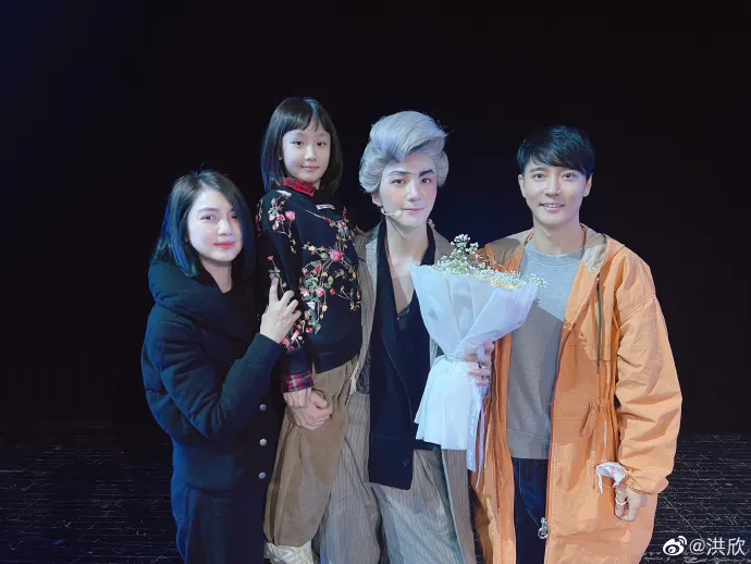 洪欣（左）11月24日才在微博分享和張丹峰（右）、女兒去看大兒子張鎬濂畢業公演。翻攝洪欣微博