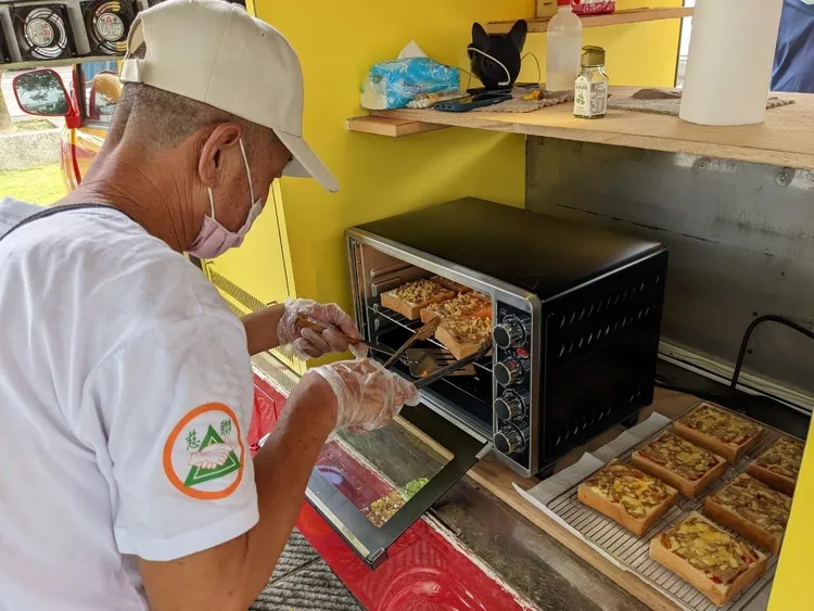 社會局培訓街友烘焙技巧。社會局提供