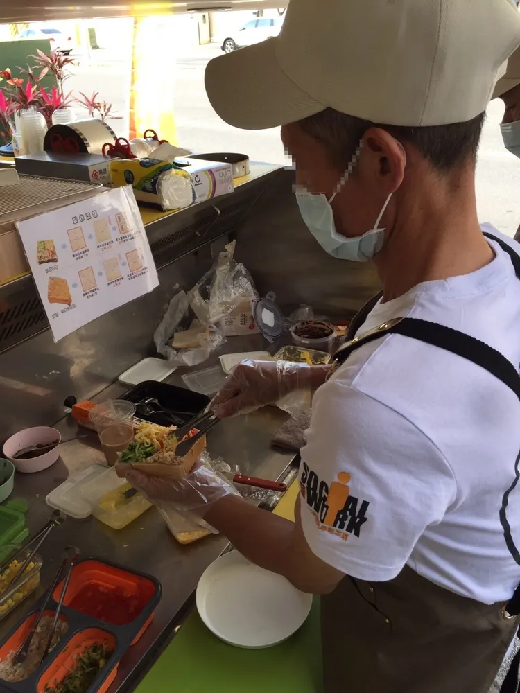 社會局培訓街友烘焙技巧，再以餐車穿梭巷弄販售。社會局提供