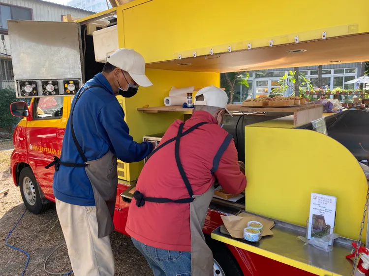 社會局協助街友自立更生，培訓街友烘焙技巧，再以餐車穿梭巷弄販售。社會局提供