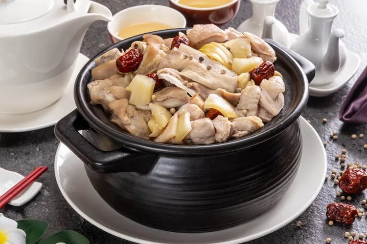 福容桃園店「胡椒肚雞鍋」是廣東省的漢族傳統名菜，口感辛香開胃。業者提供