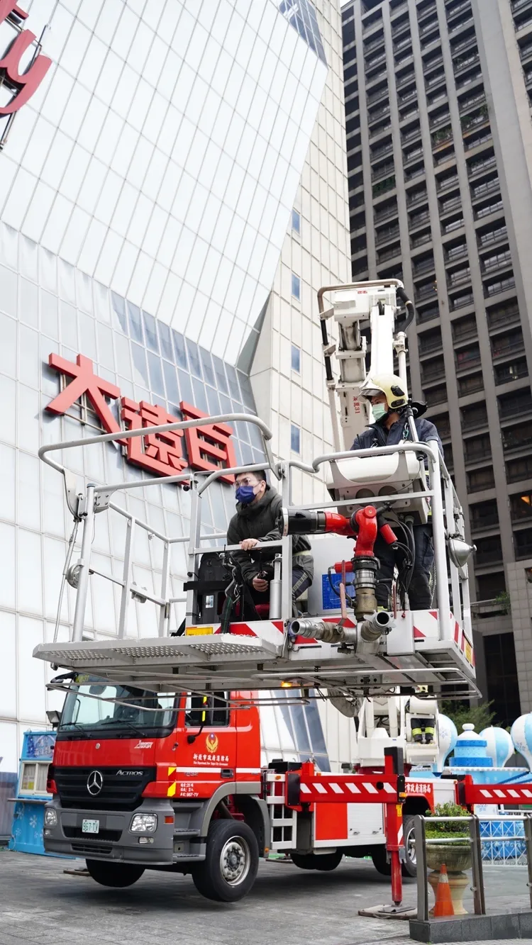 新北市消防局今天與板橋大遠百攜手防災演練。新北市消防局提供