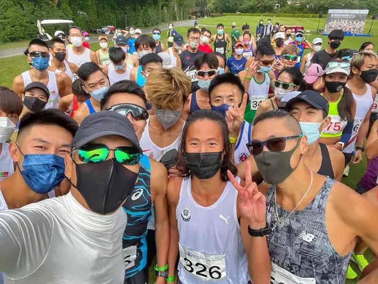 周潤發（前排左）參加「香港越野錦標賽2022」跟跑者合照。翻攝HKAAA臉書