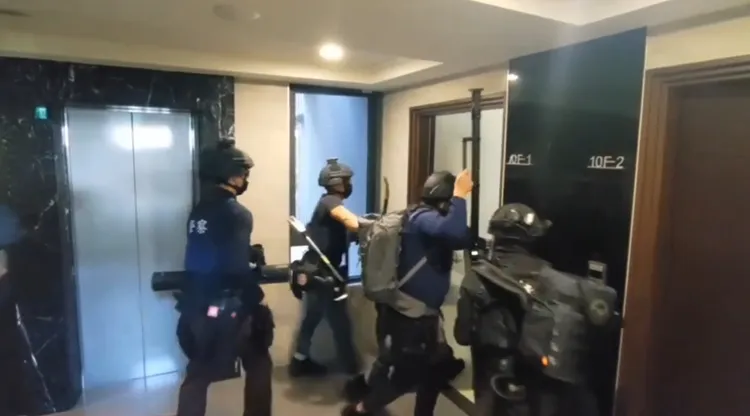 警方破門攻堅進入。讀者提供