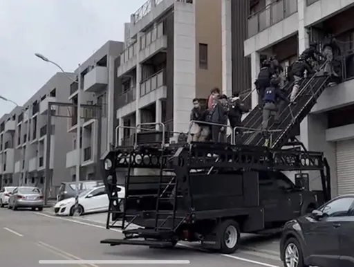 苗栗攻堅出動突擊梯車 「麥當勞歡樂送」警搗鼠穴抓詐團12人