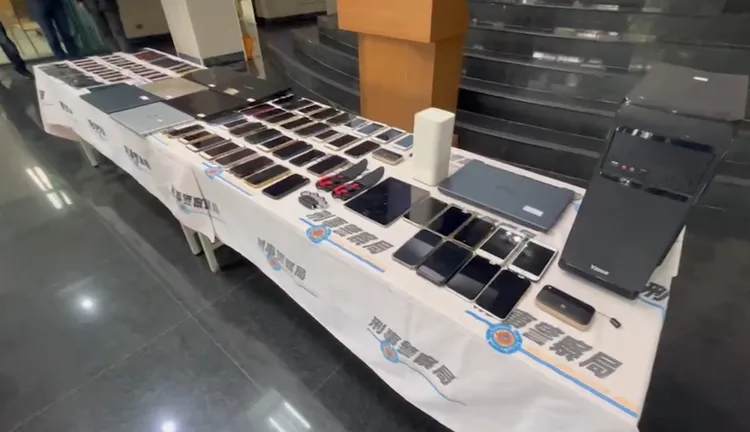 警方查獲手機、電腦等大批贓證物。周庭慶攝