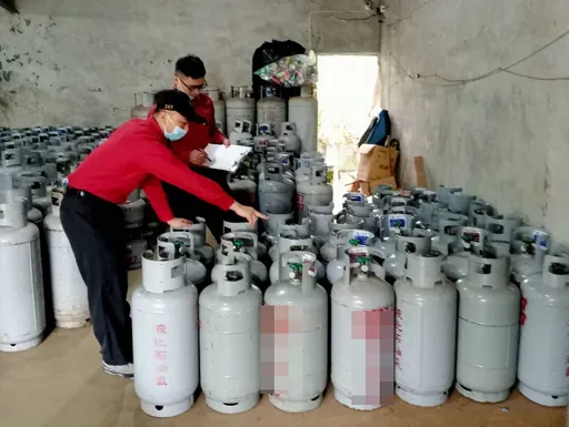 苗栗這棟平房藏「核彈級」危險 違法囤放294桶鋼瓶瓦斯