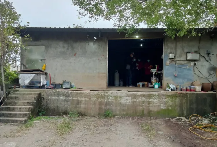 合法的瓦斯行業者，在這棟平房違規囤放瓦斯鋼瓶被開罰。苗栗縣消防局提供