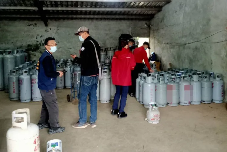 消防局稽查人員清點平房內違規囤放的瓦斯鋼瓶。苗栗縣消防局提供