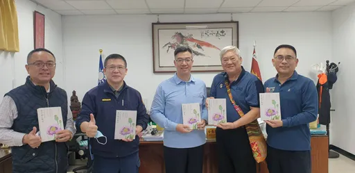 深入金三角了解毒品交易內幕　推和平禁毒！基金會理事長中和分局贈新書