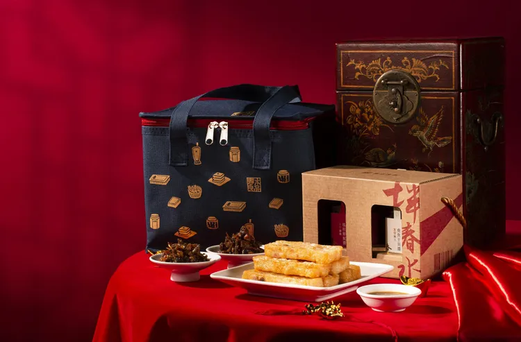 春水良品「卯兔迎春」禮盒組，可自由搭配蘿蔔糕與香芋糕，加贈文青保溫袋。業者提供