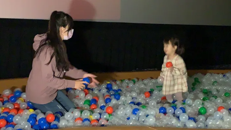 喜樂時代影城高雄總圖店部分影廳內還設有球池，讓小朋友可在球池玩，大人觀看電影。吳慧芬攝