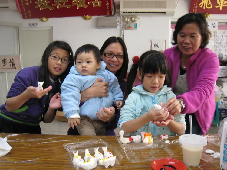 冬至前夕，闔家捏雞母狗。許逸民攝