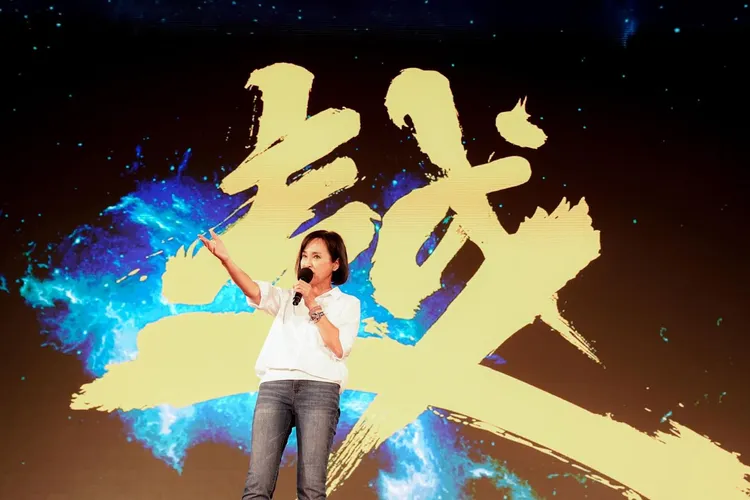 柯志恩重轟曾俊傑為了利益，帶槍投靠民進黨。翻攝柯志恩臉書