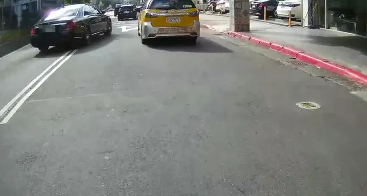 賓士車在警方攔查後加速逃逸。翻攝畫面