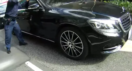 北市賓士車停路中間拒檢 警開槍影片曝光!射破輪胎駕駛棄車逃逸