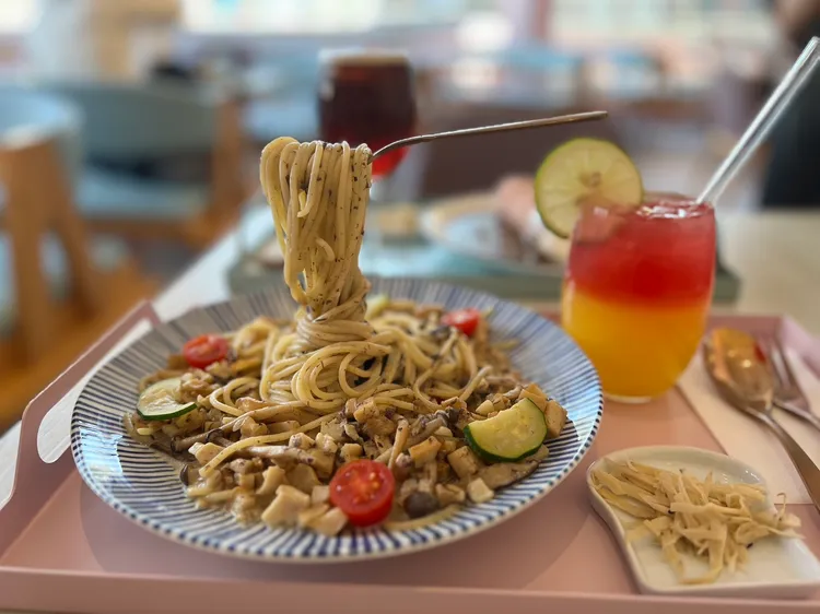 甜點店近期也開始賣餐點，松露野菇義大利麵條內藏「硬挺」玄機。魏嘉良攝