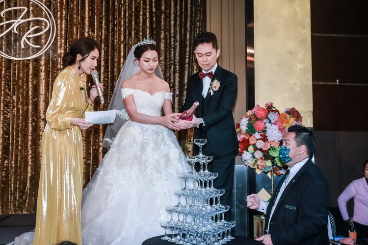 新人一起倒香檳慶賀人生重要的日子。趙世平攝