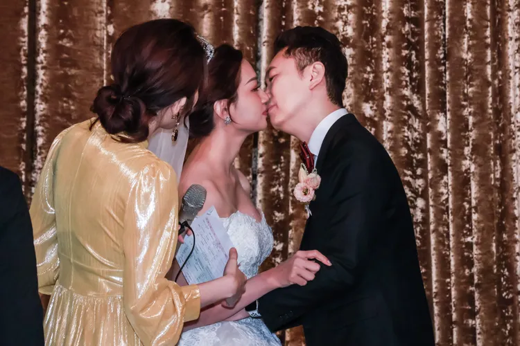 2人甜蜜親吻。趙世平攝