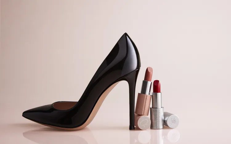 2款唇膏皮套分別為銀色與奶油粉色。品牌提供