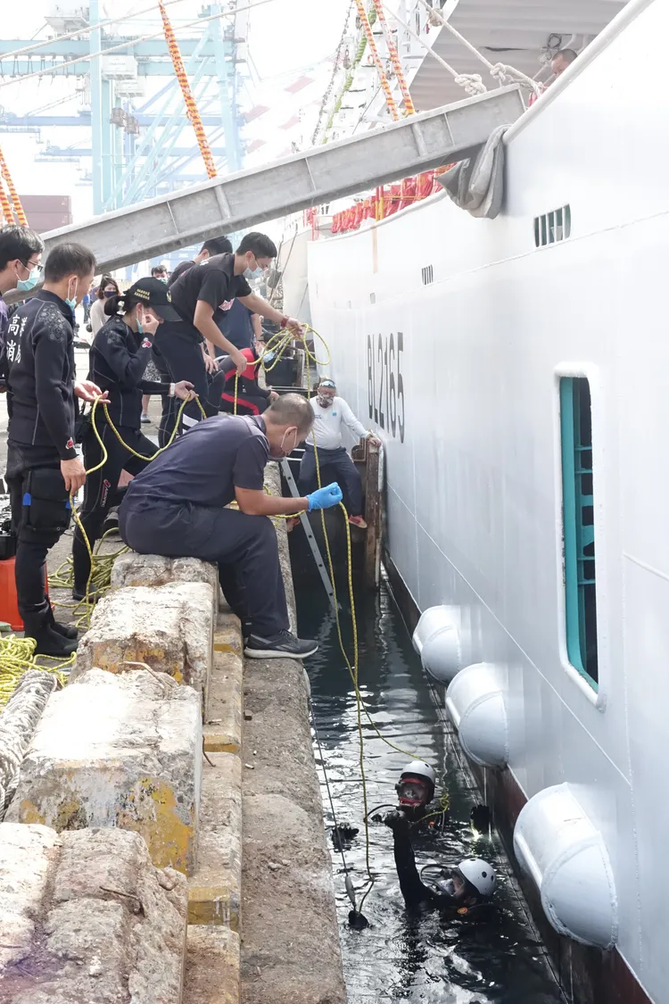 鍾姓漁工從右舷梯墜海，潛水人員搜尋3梯次仍無所獲。羅琦文攝