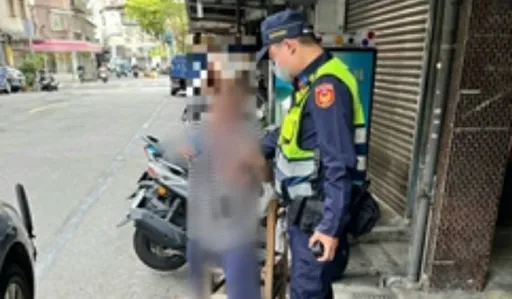 忘記返家路！新北婦走不動坐路旁　暖警開車護送返家