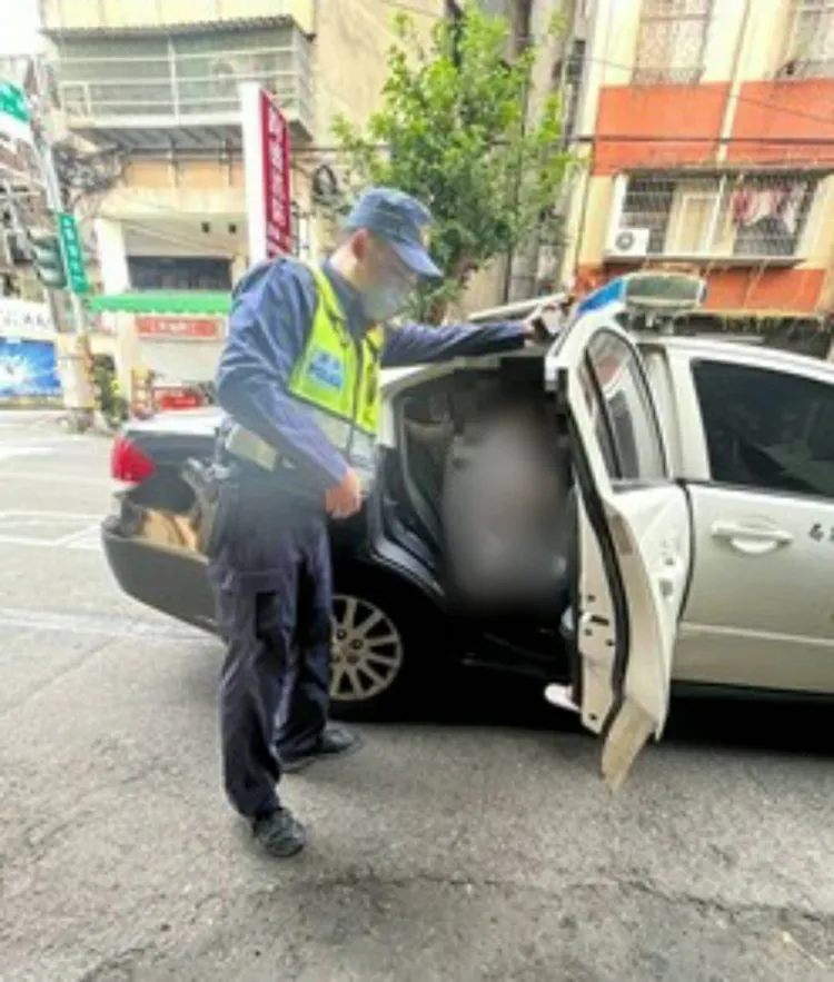 警員得知黃婦住處後，擔心黃婦體力不支，開警車送黃婦返家。警方提供