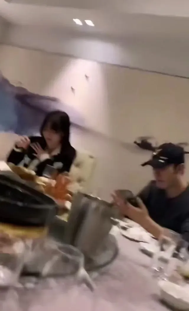 葉珂否認黃曉明（右）身邊的女子是她。翻攝自扒圈內醬微博
