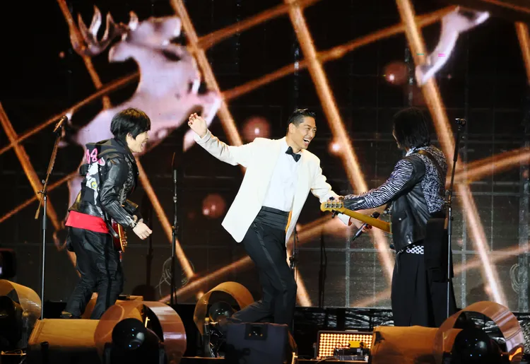 AKIRA跟五月天團員們抱抱。相信音樂提供