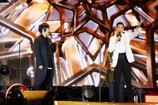 林志玲現身送聖誕禮給五月天　姊夫AKIRA為阿信伴舞「愛的抱抱」　