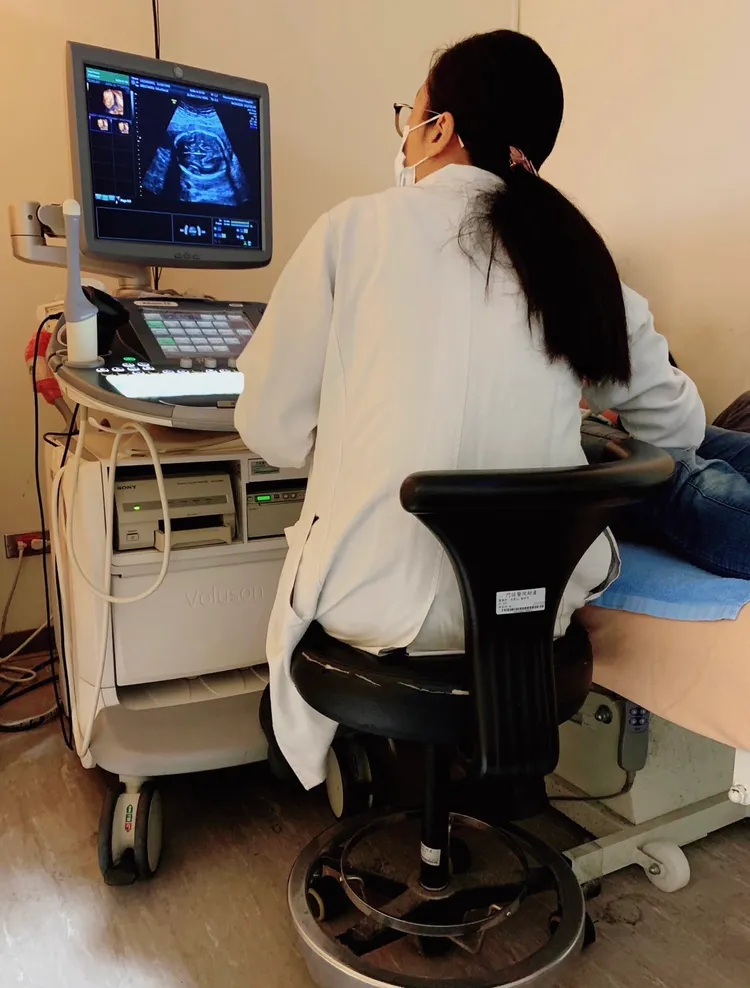 禾馨懷寧院長林佳慧在花蓮門諾提供可發現胎兒結構異常的高層次超音波醫療服務，幫助準爸媽即時為寶寶尋求進一步診療。圖/禾馨醫療提供