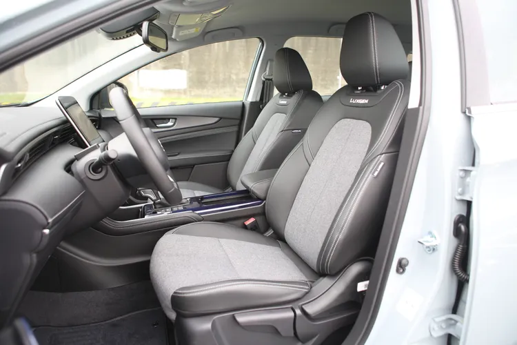 LUXGEN CARE+座椅，表面材質以皮革混搭歐風織紋的銀灰色羊毛布，加上手工銀色車縫線，乘坐質感更出色。林浩昇攝