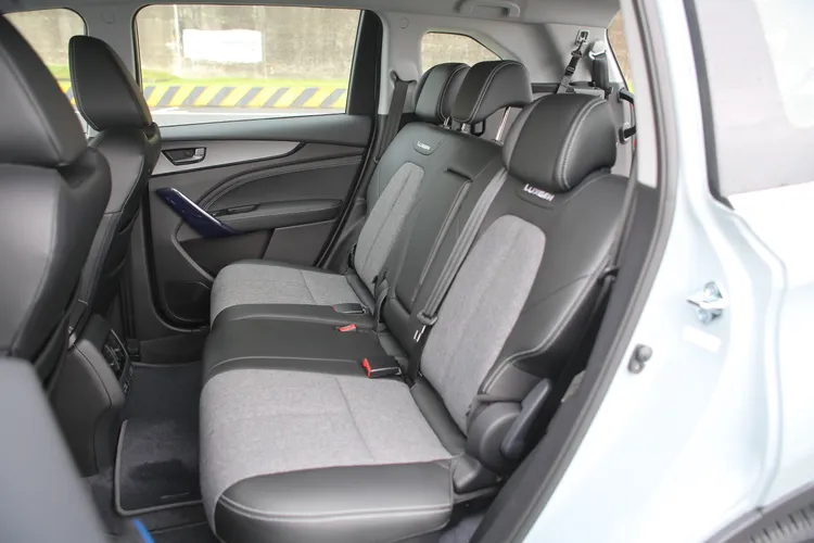 後座具有合理的空間水準，並且配有後座出風口，其中椅背可支援角度調整。林浩昇攝