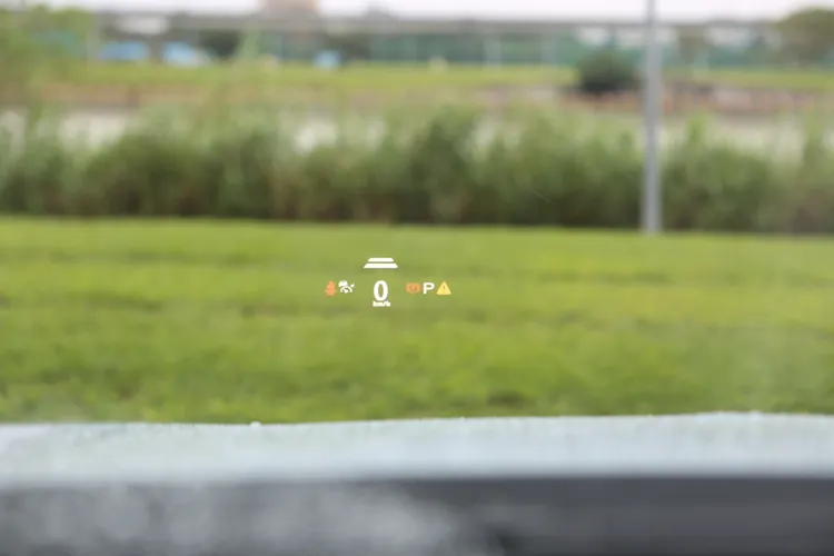 捨棄了傳統儀表板，URX以直覺式的抬頭顯示器提供車速、轉速及各項行車資訊。林浩昇攝