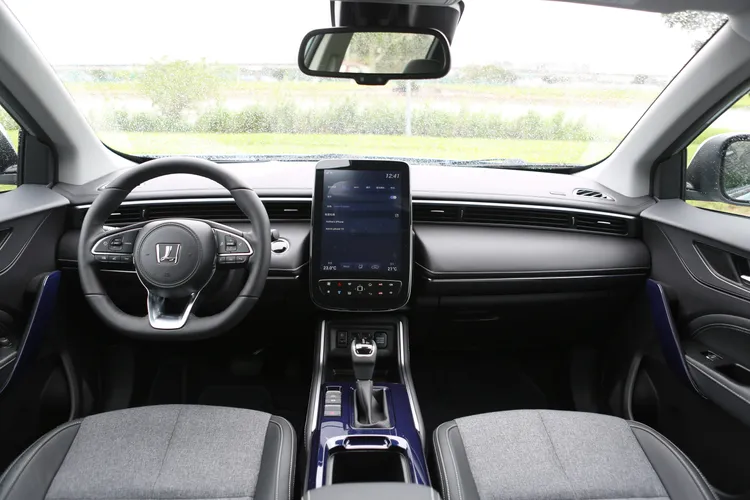 中控台同樣沿用無傳統儀表板的設計，中央鞍座、內門把手則換上了新樣式的深藍色亮面飾板。林浩昇攝