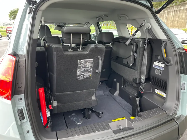 透過左右翻摺收納的第三排座椅，隨時可變成5人座、7人座，或是可容納一張輪椅的5+1人座。林浩昇攝