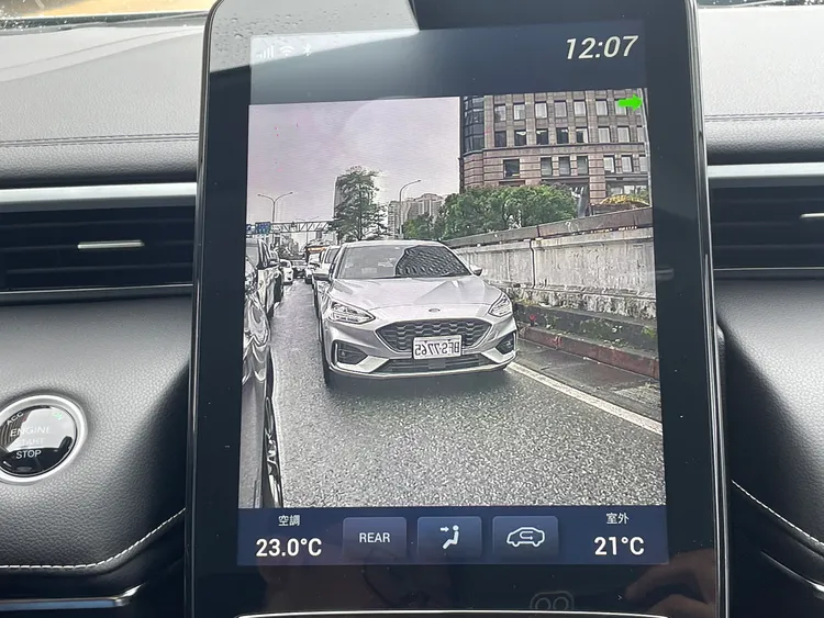 當切換左右方向燈時，螢幕上就會同步顯示開啟無盲點車側影像，後方死角路況一覽無遺。林浩昇攝