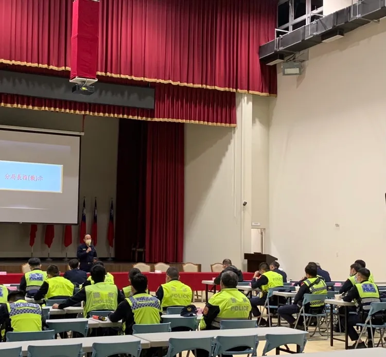 警方在出發前開會交代各種事項。警方提供