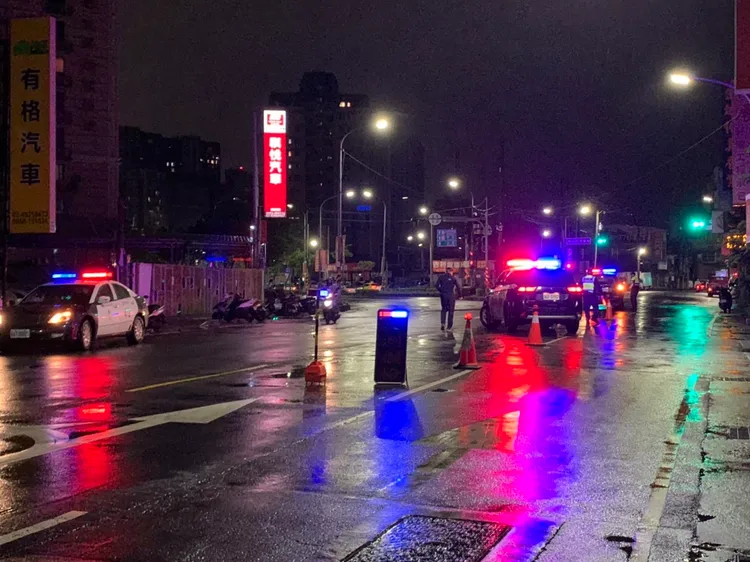 警方在重要道路上設置臨檢站。警方提供