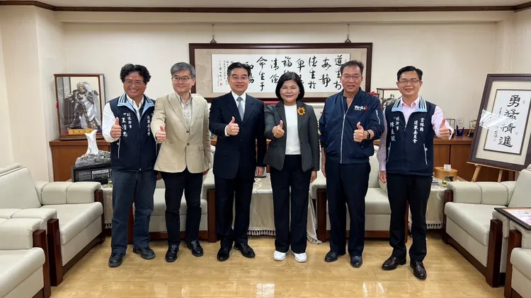 張麗善(中)以5萬餘票之差勝選，順利連任雲林縣長，今獲中選會頒發當選證書。魏嘉良攝