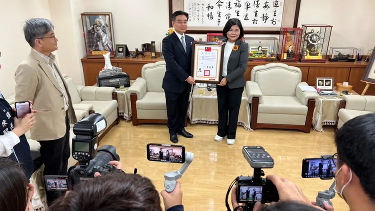 中選會今頒當選證書予張麗善。魏嘉良攝