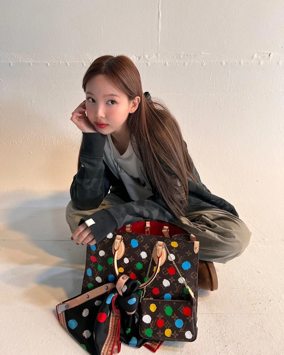 女團TWICE成員娜璉也搶先曬出LV x Yayoi Kusama系列新包。翻攝twicetagram IG