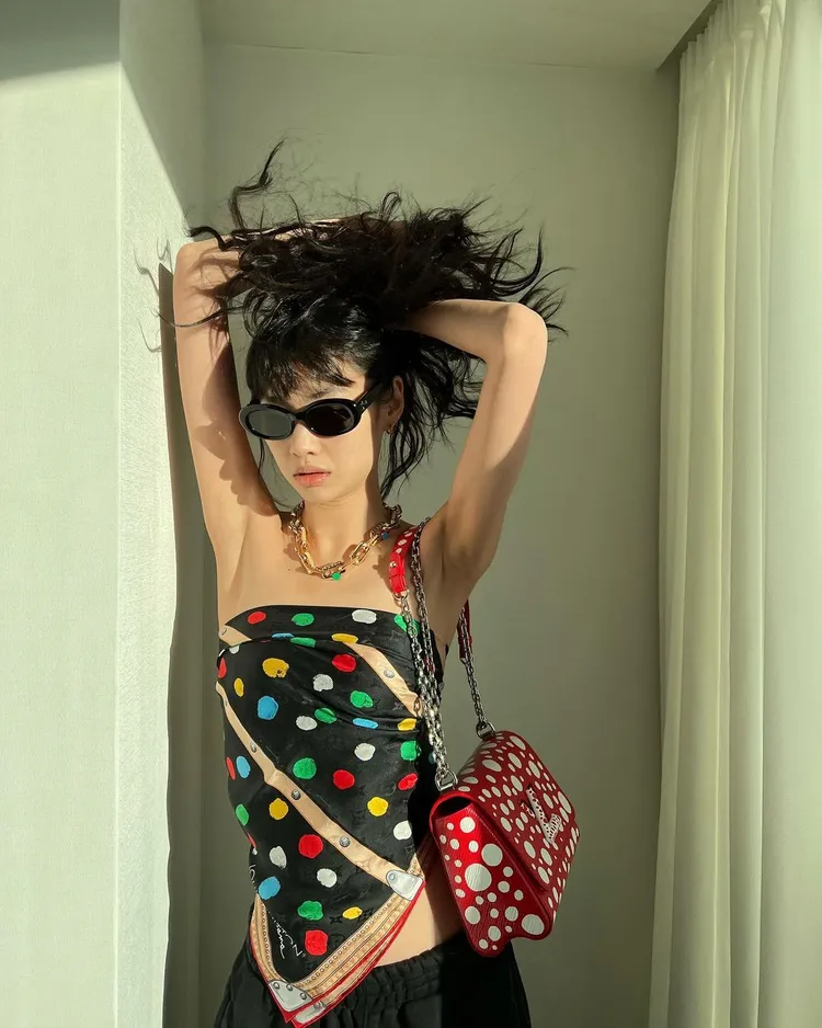 LV形象大使韓星鄭浩妍和泫雅同樣用絲巾當上衣的方式，性感詮釋LV x Yayoi Kusama系列新貨。翻攝hoooooyeony IG