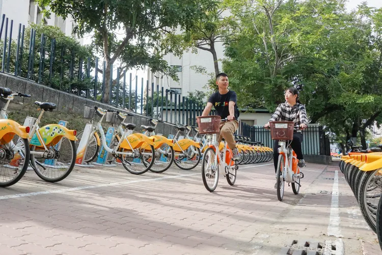 高雄市籍學校大專院校以下學生騎乘YouBike2.0，在明年底前均享前30分鐘免費優惠。高市府提供