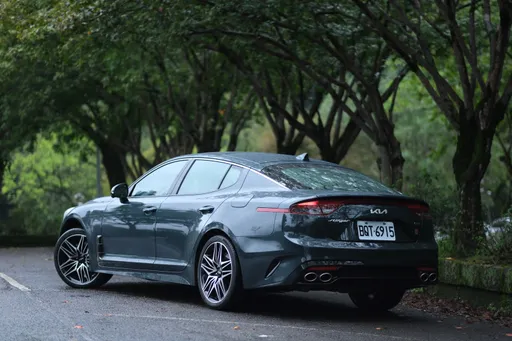 壹蘋試駕|Kia Stinger 3.3 GT AWD不只外表迷人 麂皮跳色車艙有沉浸式戰鬥感