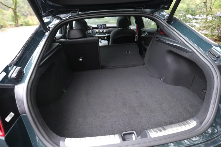 車尾門採電動斜背開啟，相較於傳統房車擁有更大置物開口，後座椅打平之後更有不小胃納量。陳志淵攝