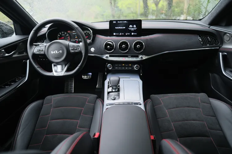 試駕的Stinger 3.3 GT AWD選配了爍黑跑格化內裝套件，並配有8吋懸浮螢幕、環繞音響等高階配備。陳志淵攝