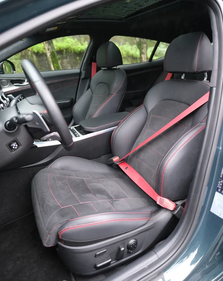 以麂皮包覆為主的雙前座，都搭配8向電動調整，駕駛座另有側邊包覆調整，全車安全帶都採象徵熱血的紅色材質。陳志淵攝