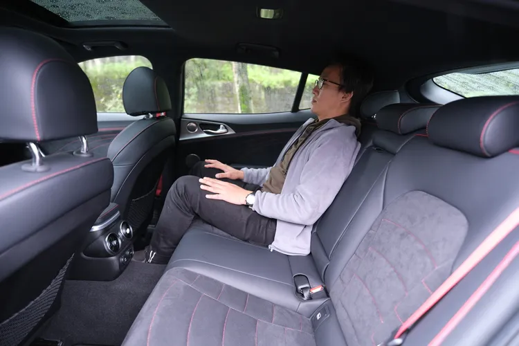 2905mm的軸距為後座帶來不差的膝部空間，但受限車頂高度，頭部空間難免顯得壓迫，且座椅規劃以左右舒適乘坐為考量。陳志淵攝